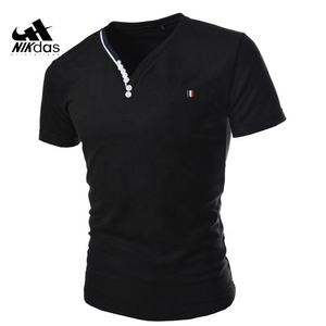 เสื้อยืดเจอร์ซีย์คอวีสีเข้มไซส์ใหญ่ ดีไซน์ทันสมัยสำหรับผู้ชาย ปี 2021 ระบายอากาศได้ดี - Product Image 1