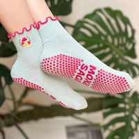 Chaussettes de yoga antidérapantes avec logo brodé, couleur rouge, logo personnalisé, chaussettes de Pilates, tricotées au printemps, longueur mi-mollet pour femmes