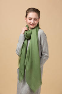 ป้ายโลโก้สีพื้นแบบกำหนดเอง ผ้าพันคอแคชเมียร์ 100% บริการ OEM ผ้าคลุมไหล่เนื้อนุ่มระบายอากาศได้ดี สำหรับของขวัญองค์กร แบรนด์ค้าปลีก - Product Image 2