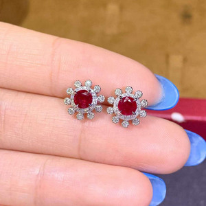 Boucles d'oreilles en or blanc 18 carats avec rubis naturel rond de 0,92 ct, monture en diamant en forme de pétale avec 56 micro-diamants pavés pour femme - Product Image 1