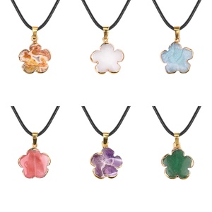 Venta al por mayor de cristal de moda flor de ciruelo con borde de Metal dorado colgante collar con cadena de cuero joyería para mujeres y hombres - Product Image 4