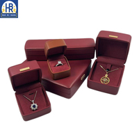 Baoru haut de gamme lumière luxe une ligne courbe oblique PU anneau collier Bracelet boucles d'oreilles suggéré boîte à bijoux Logo personnalisé