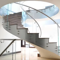 Escalier intérieur courbé en bois poli sur mesure Prima Designer pour grand hall d'entrée