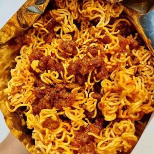 บะหมี่กึ่งสำเร็จรูปกรอบ รสติ๊กซ์ 139 กรัม บรรจุถุง รสสเต็กพริกทอด ขนมขบเคี้ยว ไร้ไขมัน จัดเก็บแบบแห้ง ทำด้วยมือ - Product Image 3