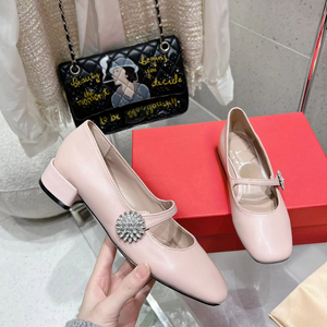 Zapatos de Tacón Bajo Estilo Mary Jane de Cuero Rosa con Detalle de Hebilla de Cristal para Mujer - Product Image 1