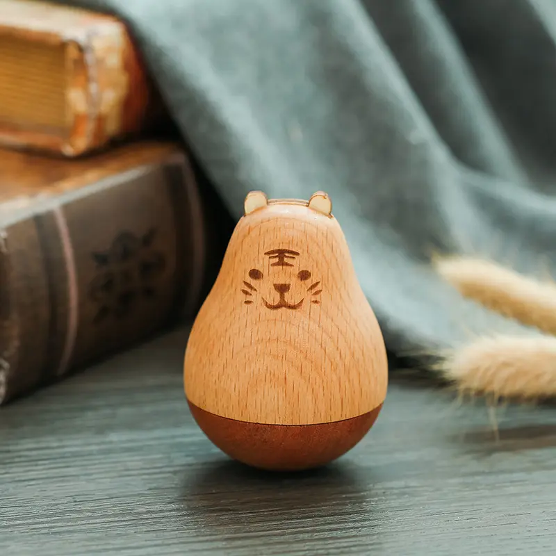 Decorazione da tavolo in legno di vendita calda Roly-poly bicchiere in legno artigianato giocattolo rilassa il gioco divertente cartone animato immagine animale Tumbler