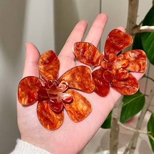 Boucles d'oreilles clous surdimensionnées en forme de fleur, double couche, orange, en acrylique/résine/lucite, bijoux tendance pour femme, idéales pour les soirées - Product Image 3