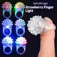 Anneau lumineux LED en forme de fraise, jouet en plastique à clignotement rapide, best-seller pour les stands de rue, vente en gros, nouveautés, livraison rapide