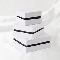 Boîte en papier blanc prêt à expédier taille de stock 9x9x4cm avec insert en velours noir pour emballage de montres bijoux