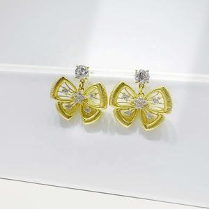 Pendientes de plata de ley 925 personalizados, gruesos, de 18k y 14k, a granel, de moda, delicados, con circonita cúbica, chapados en oro, con lazo, para novias. - Product Image 2