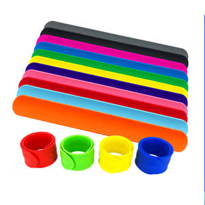 Bracelet à pression en silicone écologique, personnalisé avec logo, promotionnel, en gros, pas cher, imprimé sérigraphié, étanche et recyclé - Product Image 2