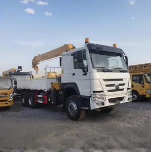 Sinotuck Howo NXマニピュレーター6x4 12トンクレーントラックマニピュレーター付きストレートブームトランスポータートラック - Product Image 1