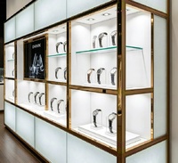 Vitrine murale en aluminium blanc doré à plusieurs niveaux pour montres, avec éclairage LED, dimensions personnalisables, durable et facile à installer