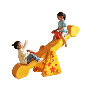 Balançoire en plastique de haute qualité avec un design mignon d'animal <span class=keywords><strong>girafe</strong></span> pour les écoles maternelles et les jardins d'enfants, petite balançoire pour enfants en plein air - Product Image 1