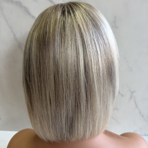 Perruque Courte en Cheveux Humains Naturels avec Dessus en Soie, Nœuds Invisibles, Effet Cuir Chevelu Naturel, Couleurs Blond Clair Mèches, Prête à l'Expédition - Product Image 3