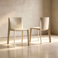 Chaise de salle à manger en cuir avec détails en forme de selle, design moderne et minimaliste, dossier confortable pour une longue assise, idéale pour la salle à manger à domicile