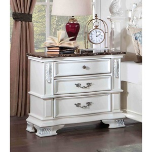 Table de chevet de style traditionnel avec plateau en marbre, tiroirs à queue de pie, finition blanc nacré, meubles de chambre à coucher - Product Image 1