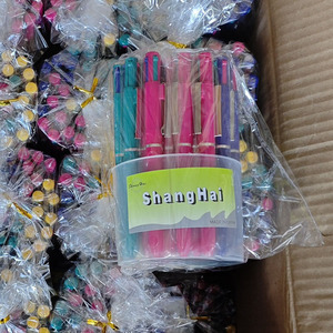Stylos à bille écologiques en gros pour fournitures scolaires, cadeaux, 4 en 1, multicolores, 0,7 mm, non effaçables, impression UV sur plastique, logo personnalisé - Product Image 2