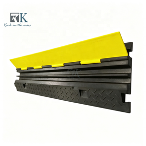Protecteur de câble en caoutchouc, rampe de protection de câble portable avec couvercle jaune pour utilisation intérieure/extérieure - Product Image 1