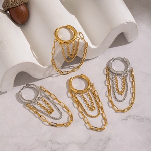 Boucles d'oreilles pendantes en acier inoxydable plaqué or PVD avec pampilles et lignes géométriques, vente en gros - Product Image 4