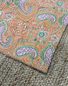 Tela de Algodón Ligera con Estampado Artesanal, Hermoso Diseño Floral Hecho a Mano en India, Tela para Confección de Vestidos, Cortinas, para Niñas y Niños - Product Image 3
