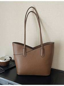 กระเป๋าถือผู้หญิงทรงสวยหรู รุ่นใหม่ ขายดีประจำปี 2026  วัสดุ PU สีพื้น  แบบสะพายไหล่  ใช้งานได้หลากหลาย - Product Image 6