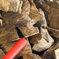 D01S001B02 Copeaux d'Agarwood/Oud/Bakhoor 5-6Y Arbre de Kynam 100% Pur Écologique Très Parfumé Moyen-Orient Pour Brûlage Quotidien