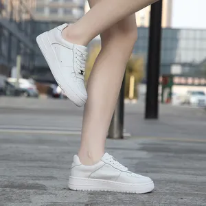 2024 yeni Unisex rahat nefes yumuşak özel beyaz deri kauçuk otel Sneakers iş ayakkabısı