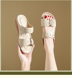 La fábrica está vendiendo las nuevas pantuflas estilo plataforma al por mayor. Estas sandalias de exterior son modernas y cómodas para damas. - Product Image 3