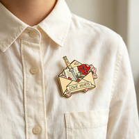 Nouvelles Épingles en Métal à Thème Dessin Animé, Vente en Gros, Épingles de Revers Motif Enveloppe Amour Rose, Décoration de Sac, Cadeau Souvenir, Épingles en Émail Dur Personnalisables avec LOGO
