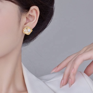 Pendientes de Perlas de Imitación de Lujo Ligero y Estilo Versátil, Diseño Geométrico Chapado en Oro, Nuevo Regalo de Moda para Mujer - Product Image 5