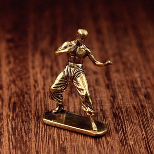 1 pièce, objet de décoration créatif pour la maison, <span class=keywords><strong>Kung</strong></span> <span class=keywords><strong>Fu</strong></span> chinois, <span class=keywords><strong>Bruce</strong></span> <span class=keywords><strong>Lee</strong></span>, en laiton, mini objet de décoration de bureau personnalisé, cadeau - Product Image 2