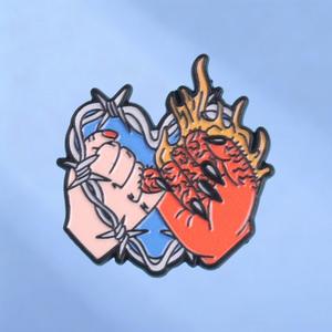 Broche Émail Unique Cœur Gothique Sombre Design <span class=keywords><strong>Pacte</strong></span> du Diable Humain Accessoires Pendentif Sac Vêtements En Stock Vente en Gros - Product Image 1