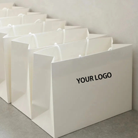 Weiße Umweltfreundliche Papiertüte mit Bandgriff Verstärkter Karton Individuelles Logo Werbe-Einkaufstasche Geschenkverpackung für den Einzelhandel