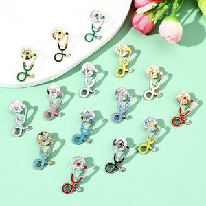 En gros Broches et épingles de revers en métal en forme de stéthoscope, Cadeaux pour infirmières, médecins et assistants médicaux, Épingles de revers personnalisées en émail - Product Image 3
