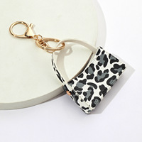 Porte-clés Pendentif Sac Courbé Minimaliste Moderne à Imprimé Léopard en Cuir PU, Porte-monnaie, Décoration de Sac de Voiture Transfrontalier