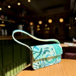 Sac à main rectangulaire brodé fait main, lavable, avec motif bleu-vert, en tissu artisanal, base en coton et polyester - Product Image 1