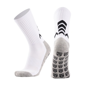 Chaussettes de football pour jeunes transfrontalières, motif flèche, antidérapantes avec grip en silicone, coussinets en tissu éponge massant, coupe mi-haute, respirantes et absorbant la transpiration - Product Image 3