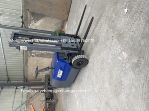 Grúa de contenedores Folk Lift 1500 Kg apilador recuperador Tipo caminar apilador eléctrico apilador camión con horquillas de elevación ajustables - Product Image 5