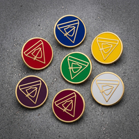 Pins de revers personnalisés en alliage de zinc moulé sous pression, émail dur, plaqué or, relief 3D, pour club de vente en gros