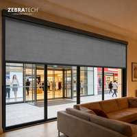 Stores verticaux électriques intelligents et modernes avec rail en aluminium à fermeture éclair, tissu filtrant la lumière, imperméables pour couverture de patio et balcon