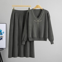 Nouvelle Collection Automne 2026 : Ensemble Chic Français 2 Pièces en Tricot avec Nœud en Strass – Pull Col V et Jupe Longue Plissée Élégante Couleur Camel pour Femme