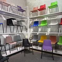 Chaise de bureau empilable en plastique et métal au design moderne avec tablette d'écriture, idéale pour les salles de conférence, les salles de réunion, la formation, l'étude, les adultes et les étudiants
