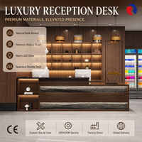 Comptoir d'accueil de luxe avec profil de service incurvé, panneau décoratif aspect pierre et étagère de présentation intégrée