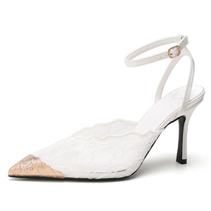 Escarpins OEM ODM pour femmes à bout pointu, à lanières, en dentelle festonnée, avec détails métalliques dorés anti-choc et bride <span class=keywords><strong>de</strong></span> cheville réglable, talon aiguille fin - Product Image 3