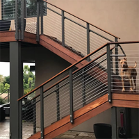 Escalier moderne en bois massif avec poutre monobloc en acier inoxydable et garde-corps à câbles, écologique et durable pour hôtel, appartement, villa, intérieur