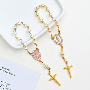 Bracelet de prière catholique doré avec médaille automobile, crucifix et perles, style chapelet d'une décennie - Product Image 1