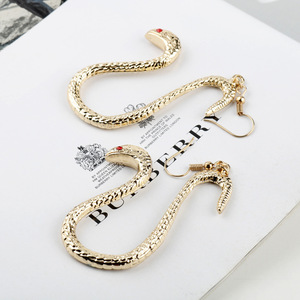 Pendientes de pedante de serpiente dorada para Anime Lily Snake Princess Shichibukai Boa Hancock <span class=keywords><strong>Empress</strong></span> Cosplay artesanías de Metal