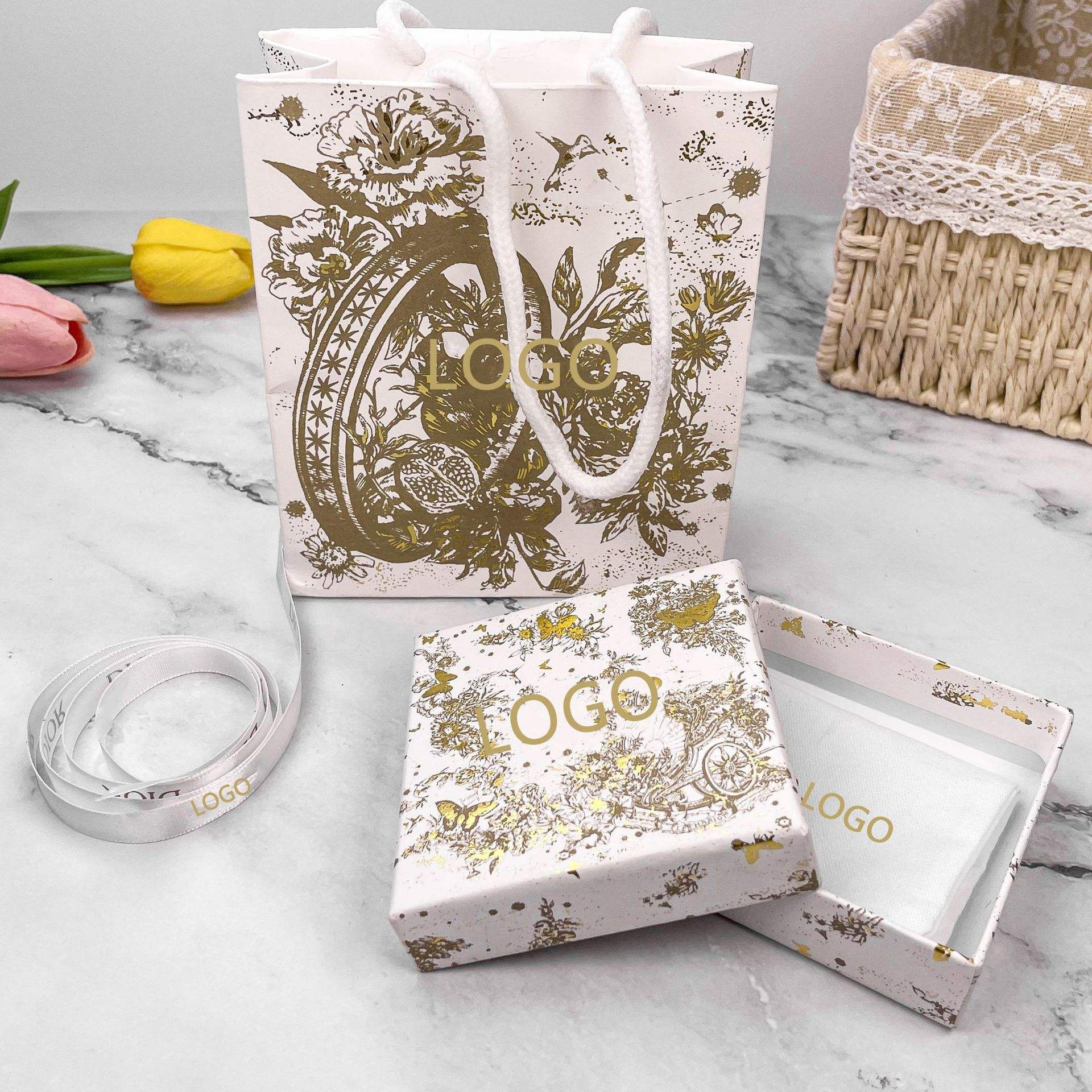 กล่องหนึ่งชุดลายทอง