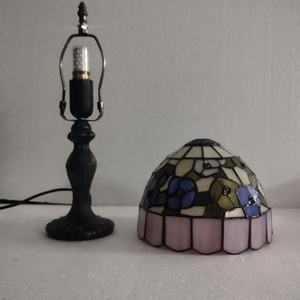 Lámpara de Mesa Tiffany de Vidrio con Diseño Floral Rosa de 8'', Lámpara de Escritorio Pequeña para Cafetería, Comedor y Dormitorio - Product Image 5